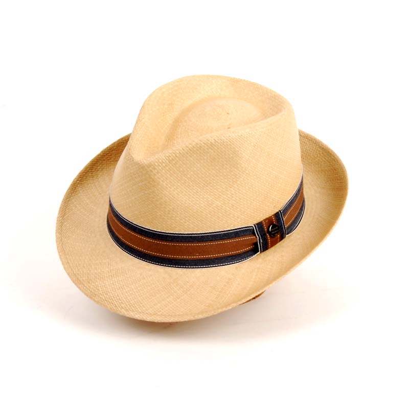 Sombrero Panamá confeccionado en paja toquilla y elaborado en Ecuador.  