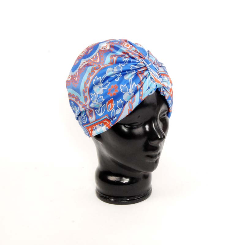 Turbante de mujer en colores alegres.