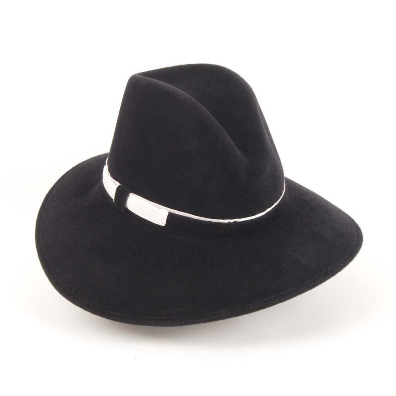 Sombrero de vestir, ala ancha en color negro.