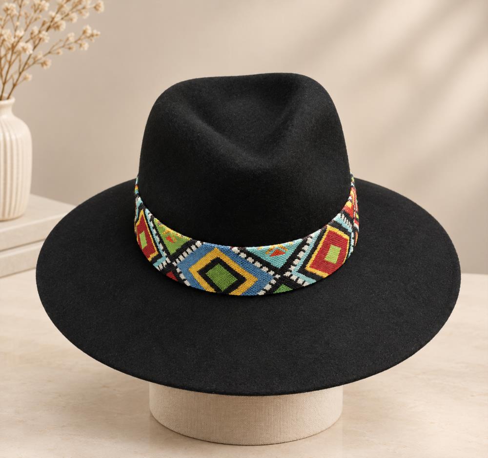 SOMBRERO DE FIELTRO NEGRO CON CINTA ÉTNICA MULTICOLOR